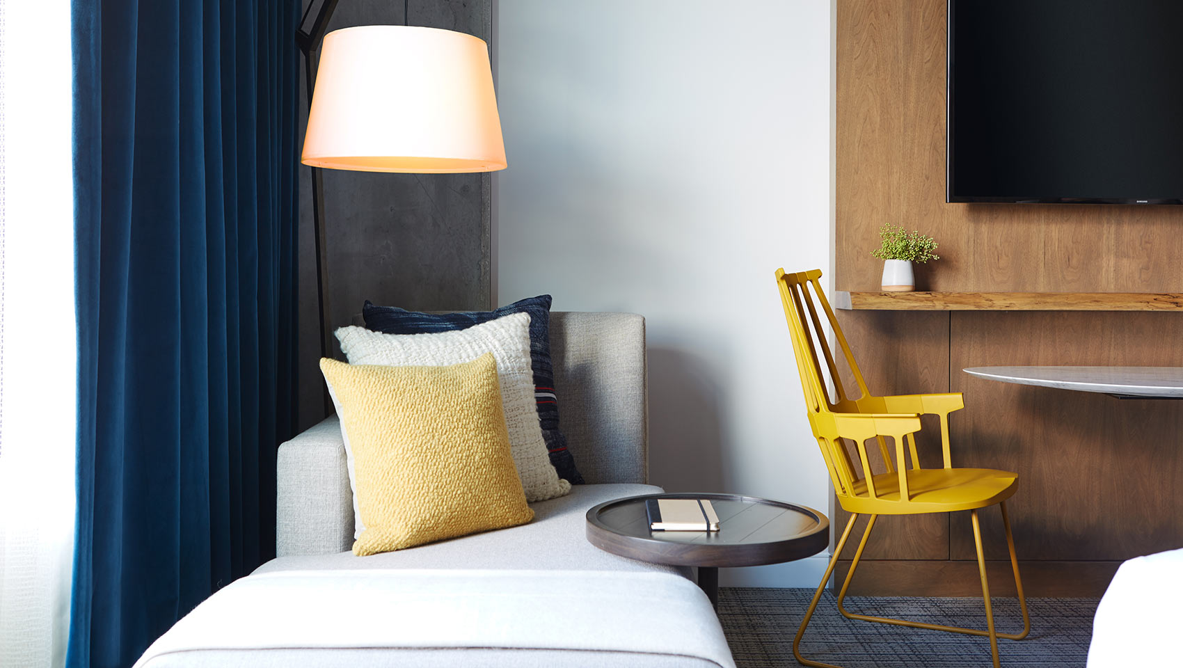 guestroom sitting area