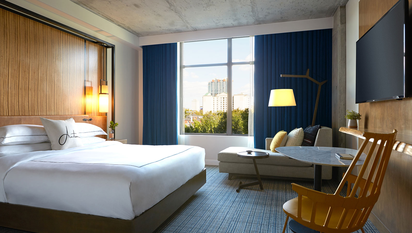 hotel king guestroom